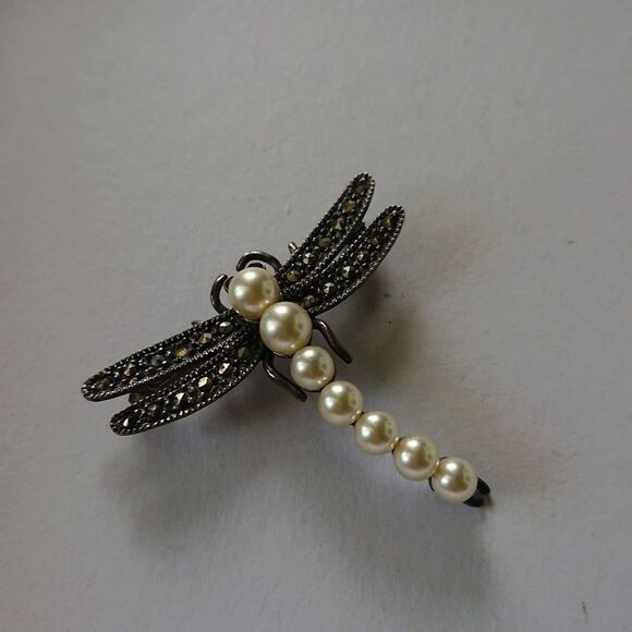 Silver & pearl with black crystal dragonfly brooch - Picture 1 of 6